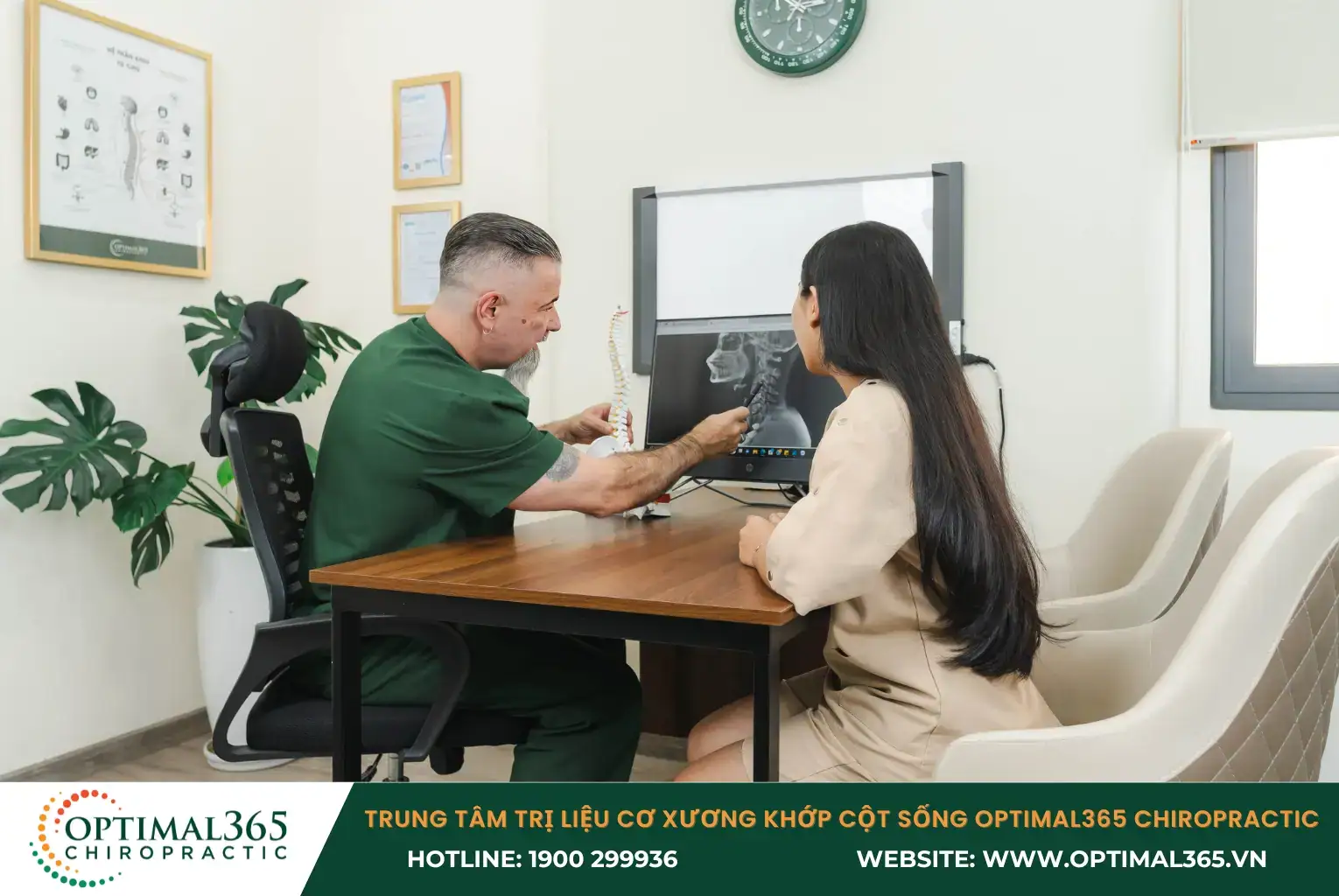 Bác sĩ Chuyên khoa về cơ xương khớp đang tư vấn tình trạng bệnh của khách hàng Bác sĩ Chuyên khoa về cơ xương khớp đang tư vấn tình trạng bệnh của khách hàng