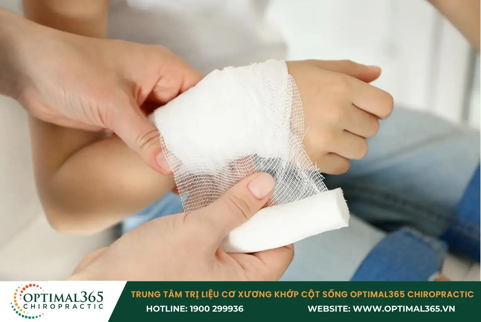 Thực hiện băng bó ép cổ tay để giảm đau và hạn chế chấn thương thêm Thực hiện băng bó ép cổ tay để giảm đau và hạn chế chấn thương thêm