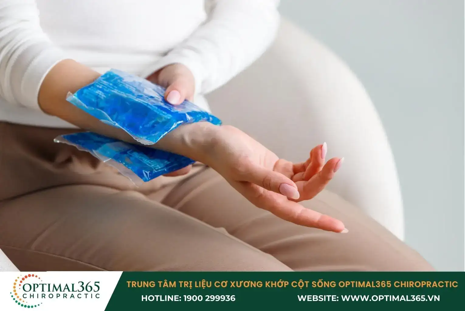 Chườm lạnh hỗ trợ giảm đau, sưng vùng cổ tay bị chấn thương Chườm lạnh hỗ trợ giảm đau, sưng vùng cổ tay bị chấn thương