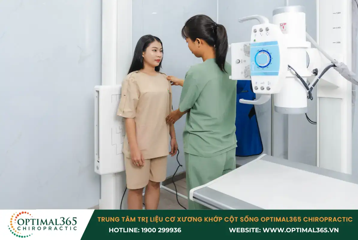 Kỹ thuật viên hướng dẫn người bệnh chụp X-ray Kỹ thuật viên hướng dẫn người bệnh chụp X-ray