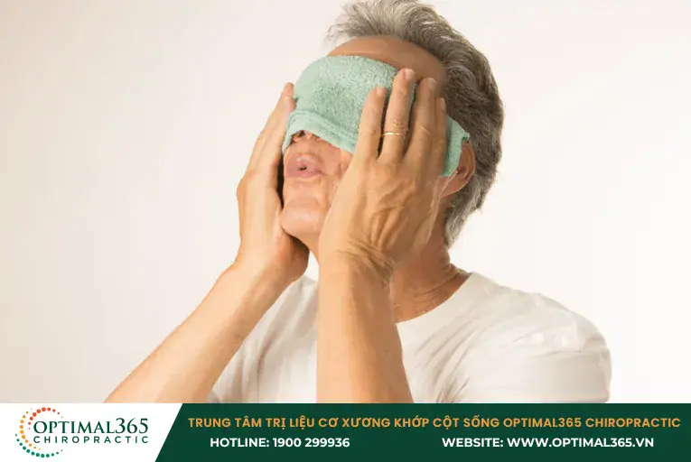 Chườm nóng giúp lưu thông máu, cải thiện cơn đau đầu Chườm nóng giúp lưu thông máu, cải thiện cơn đau đầu