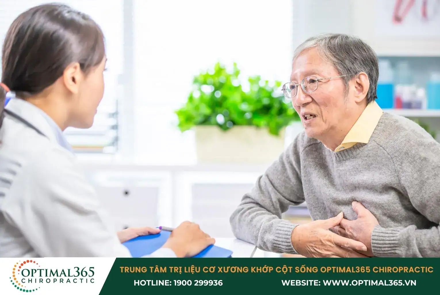 Bác sĩ hỏi thăm các yếu tố về tình trạng đau nhức căng cơ của người bệnh Bác sĩ hỏi thăm các yếu tố về tình trạng đau nhức căng cơ của người bệnh