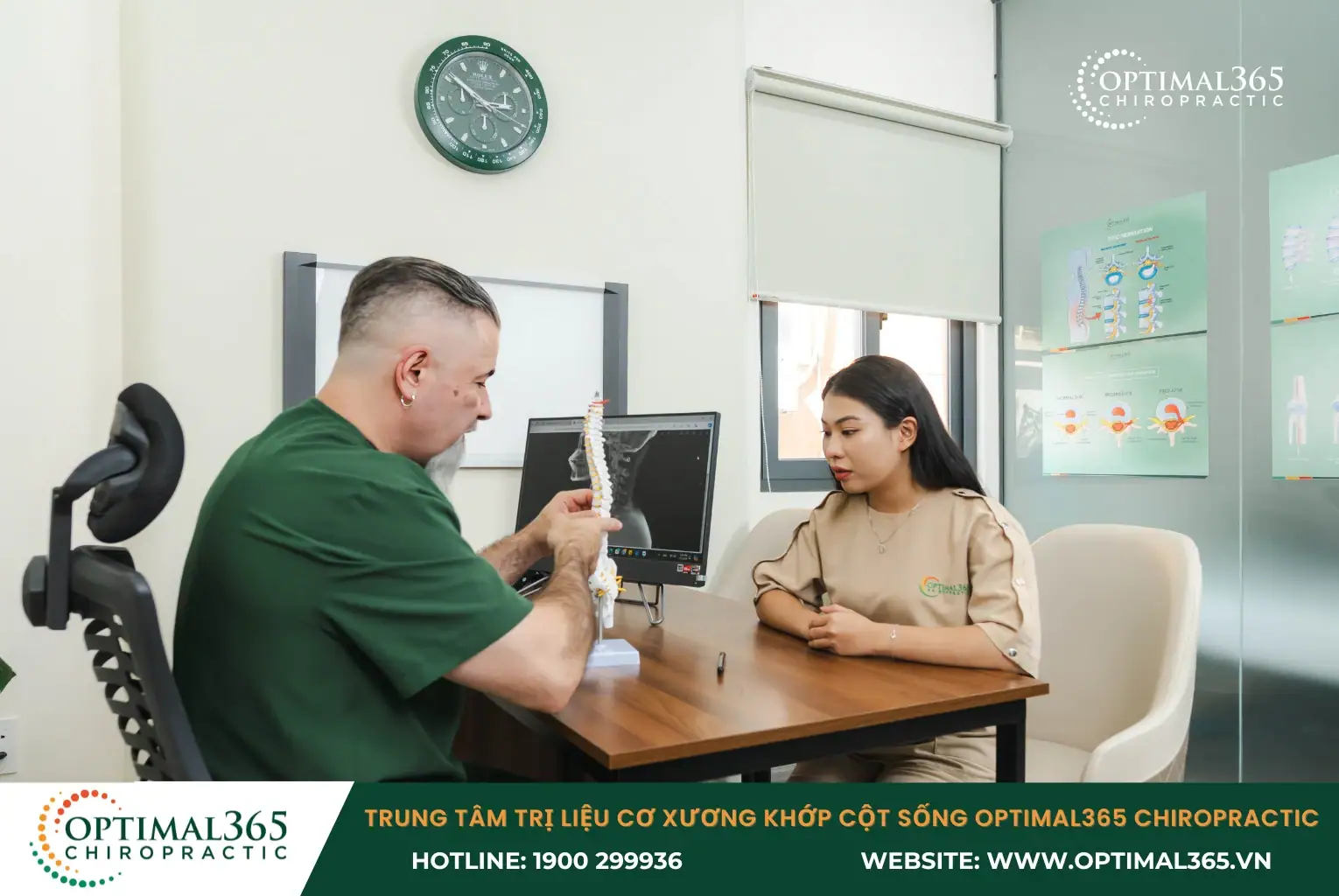 Bác sĩ tiến hành thăm khám và chẩn đoán tình trạng bệnh lý cơ xương khớp Bác sĩ tiến hành thăm khám và chẩn đoán tình trạng bệnh lý cơ xương khớp