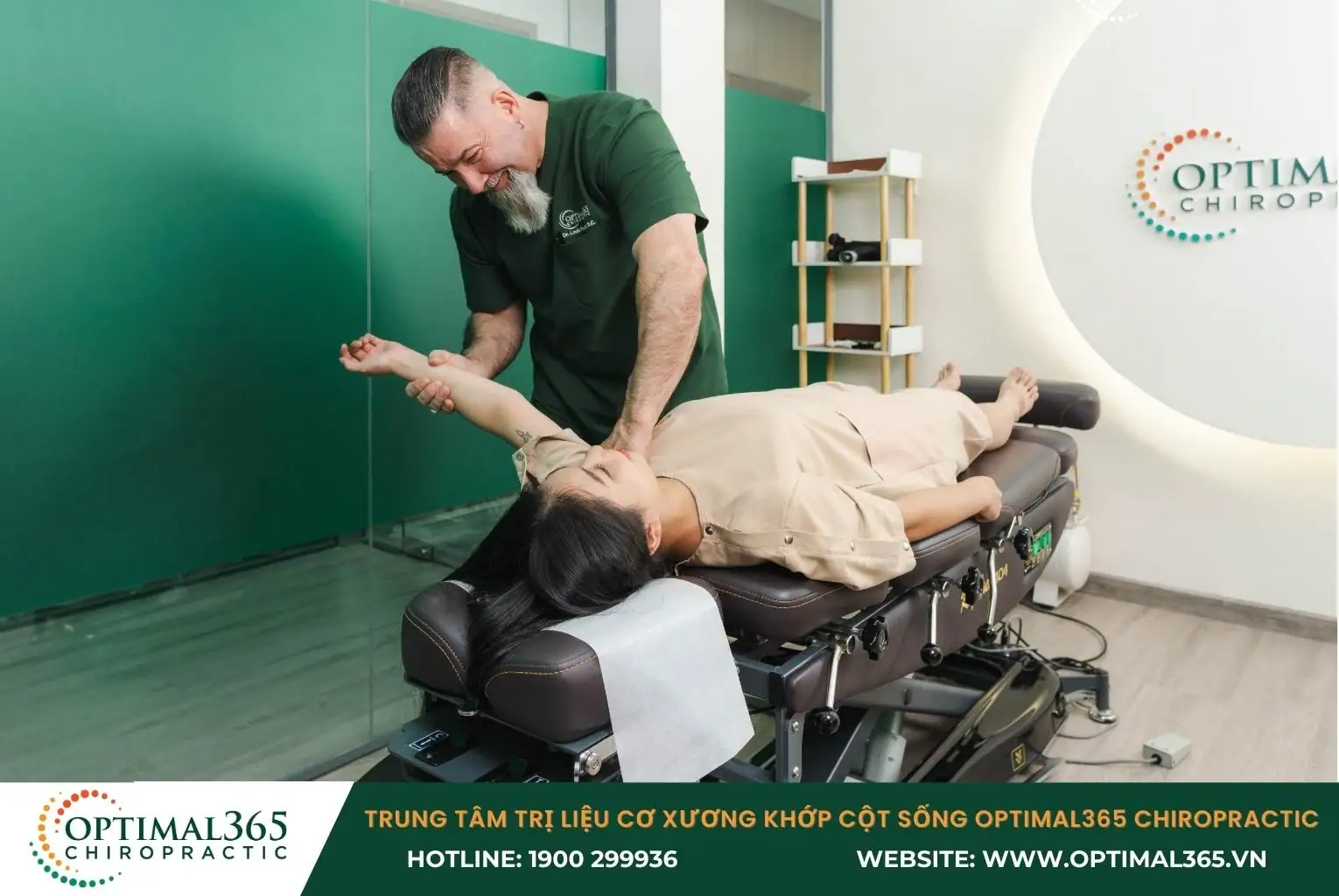 Đội ngũ bác sĩ Optimal365 Chiropractic hơn 20 năm kinh nghiệm, đến từ Mỹ Đội ngũ bác sĩ Optimal365 Chiropractic hơn 20 năm kinh nghiệm, đến từ Mỹ